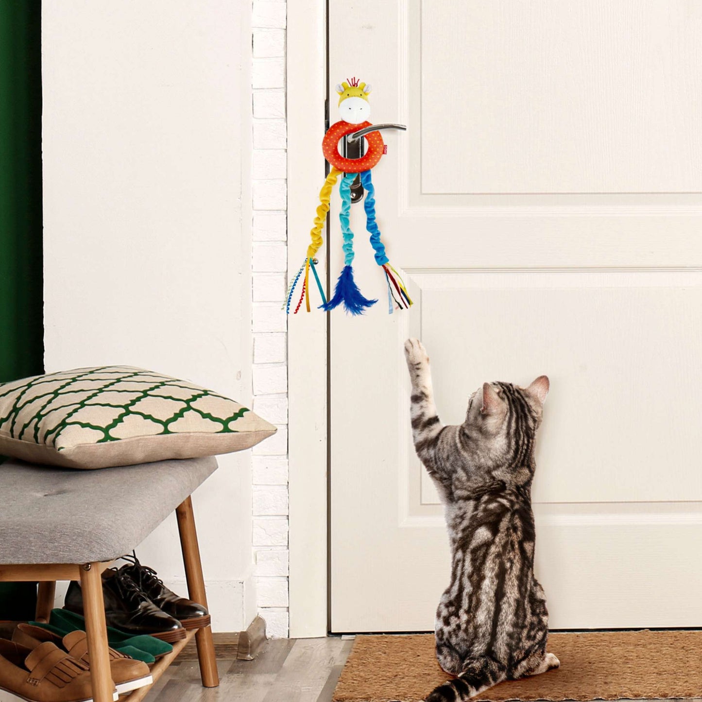 Juguete GIGWI Door Hanger Teaser – Variantes Jirafa y León - COSMOS