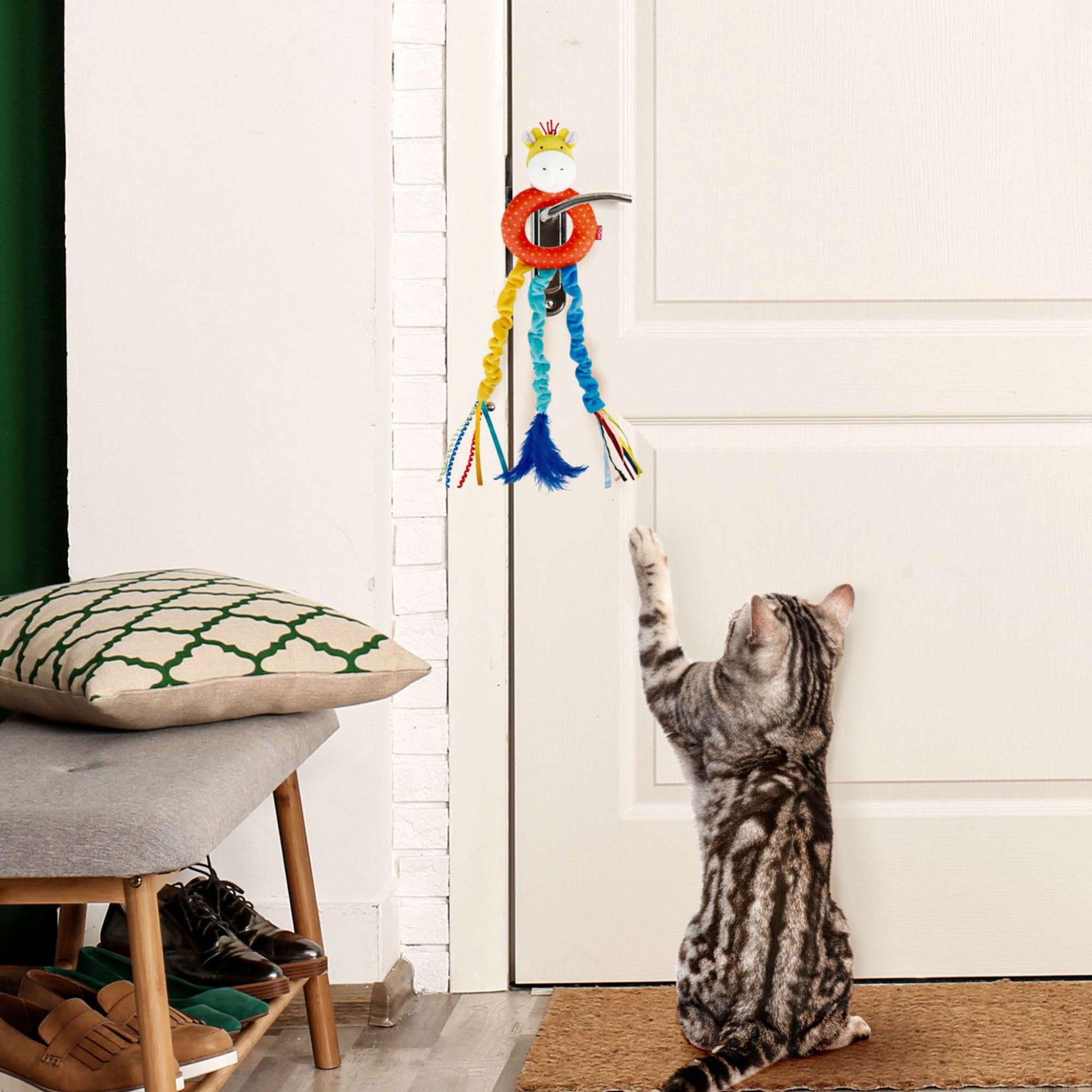 Juguete GIGWI Door Hanger Teaser – Variantes Jirafa y León - COSMOS